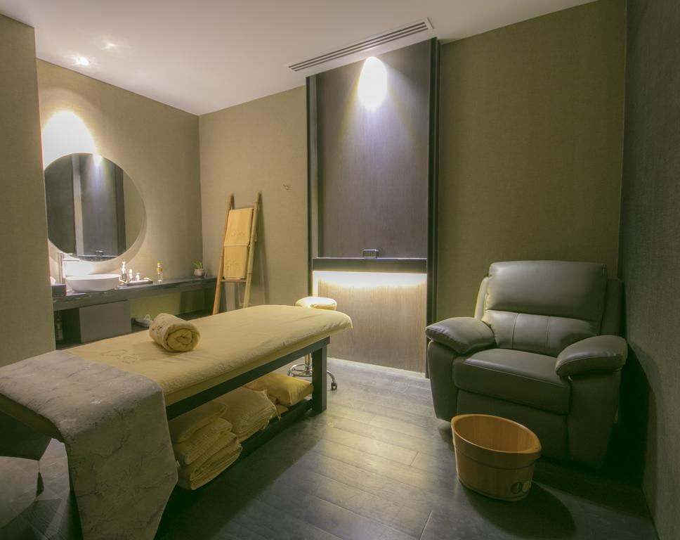 I'M Hotel Макати Экстерьер фото A treatment room at a spa