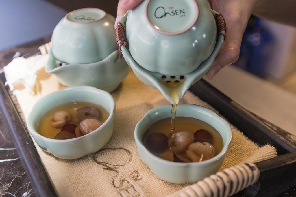 I'M Hotel Макати Экстерьер фото Tea being poured into a gaiwan