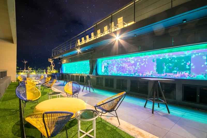 I'M Hotel Макати Экстерьер фото The rooftop bar