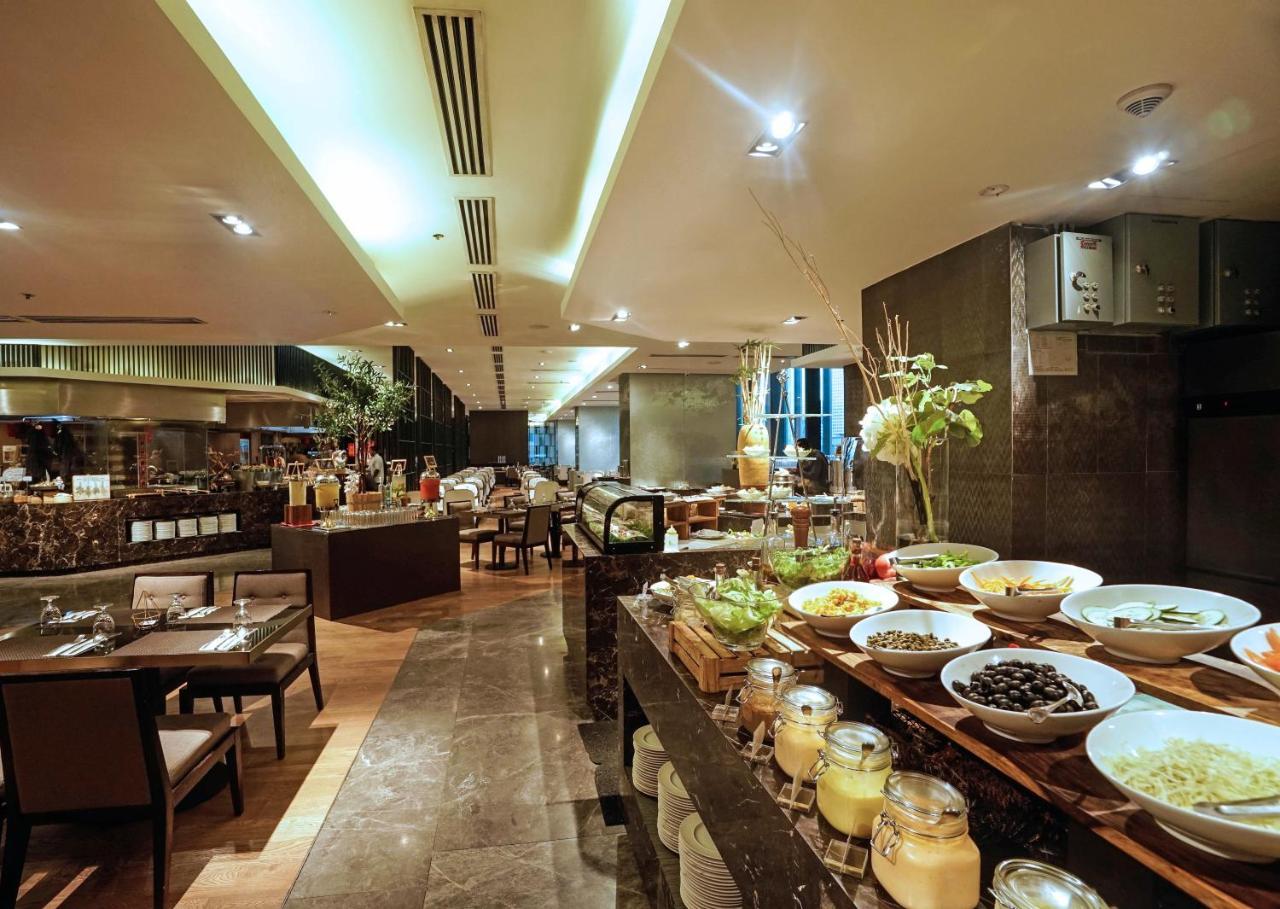 I'M Hotel Макати Экстерьер фото The buffet at the hotel's restaurant, The Square